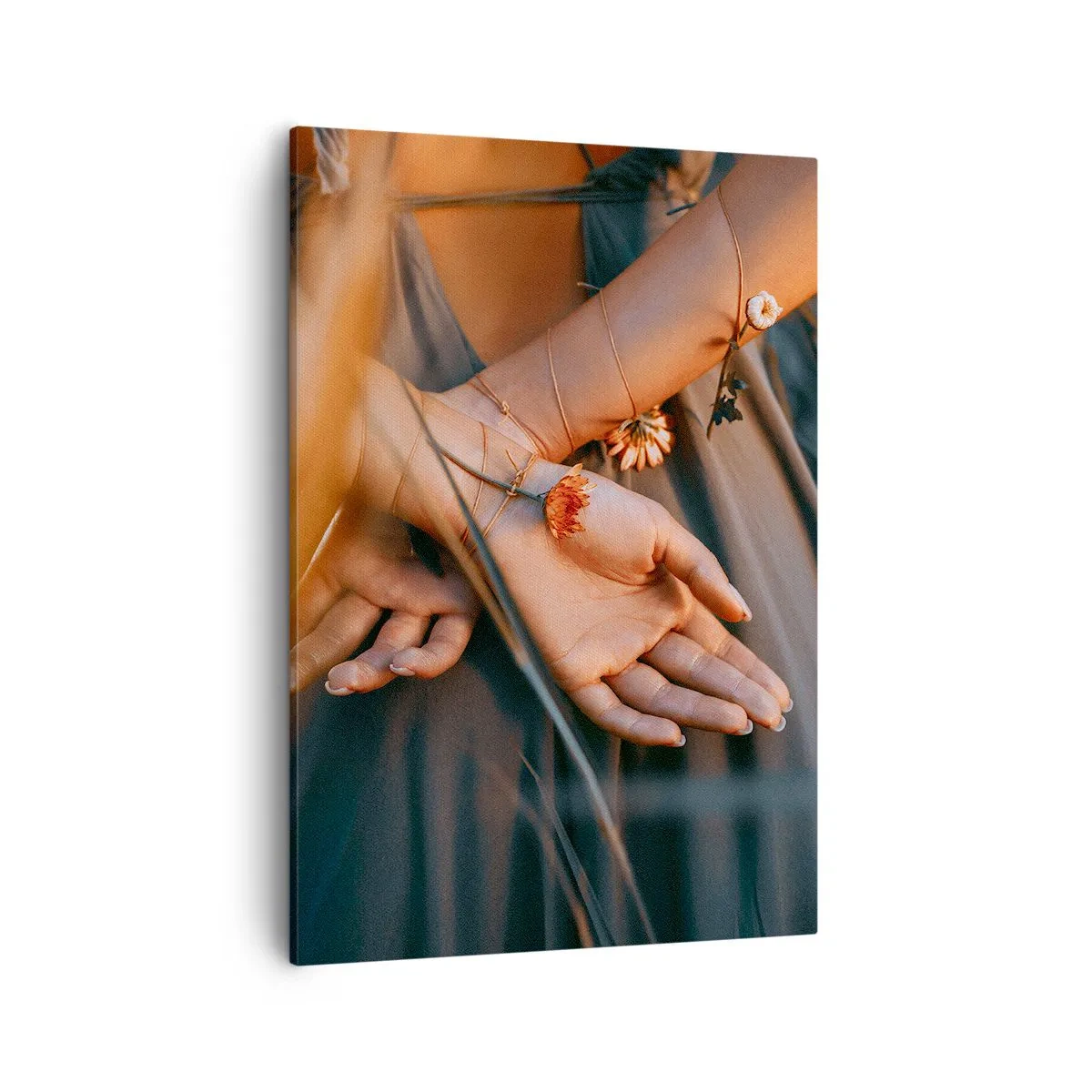 Bild auf Leinwand - Leinwandbild - Sinnliche Hände mit Blumen in einer natürlichen Umgebung - 50x70cm - Verbunden mit der Natur - Moderne Wanddekoration für Wohnzimmer und Schlafzimmer ARTTOR
