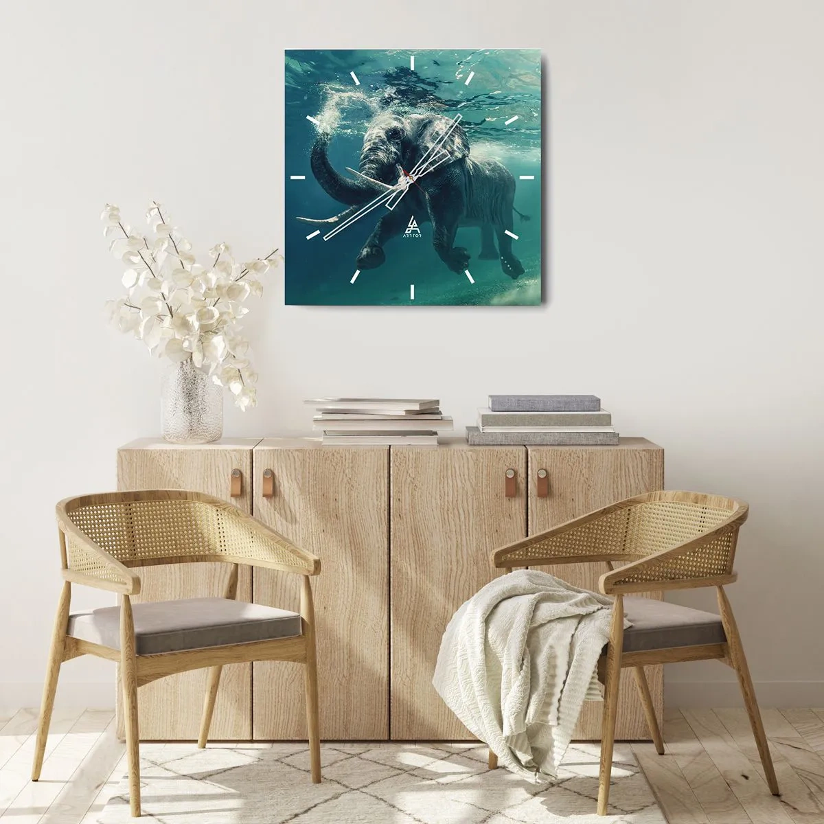Wanduhr - Glasuhr - Ein Elefant schwimmt unter Wasser in den türkisfarbenen Tiefen - 30x30cm - Jeder schwimmt gerne - Moderne Wanddekoration für Wohnzimmer und Schlafzimmer ARTTOR