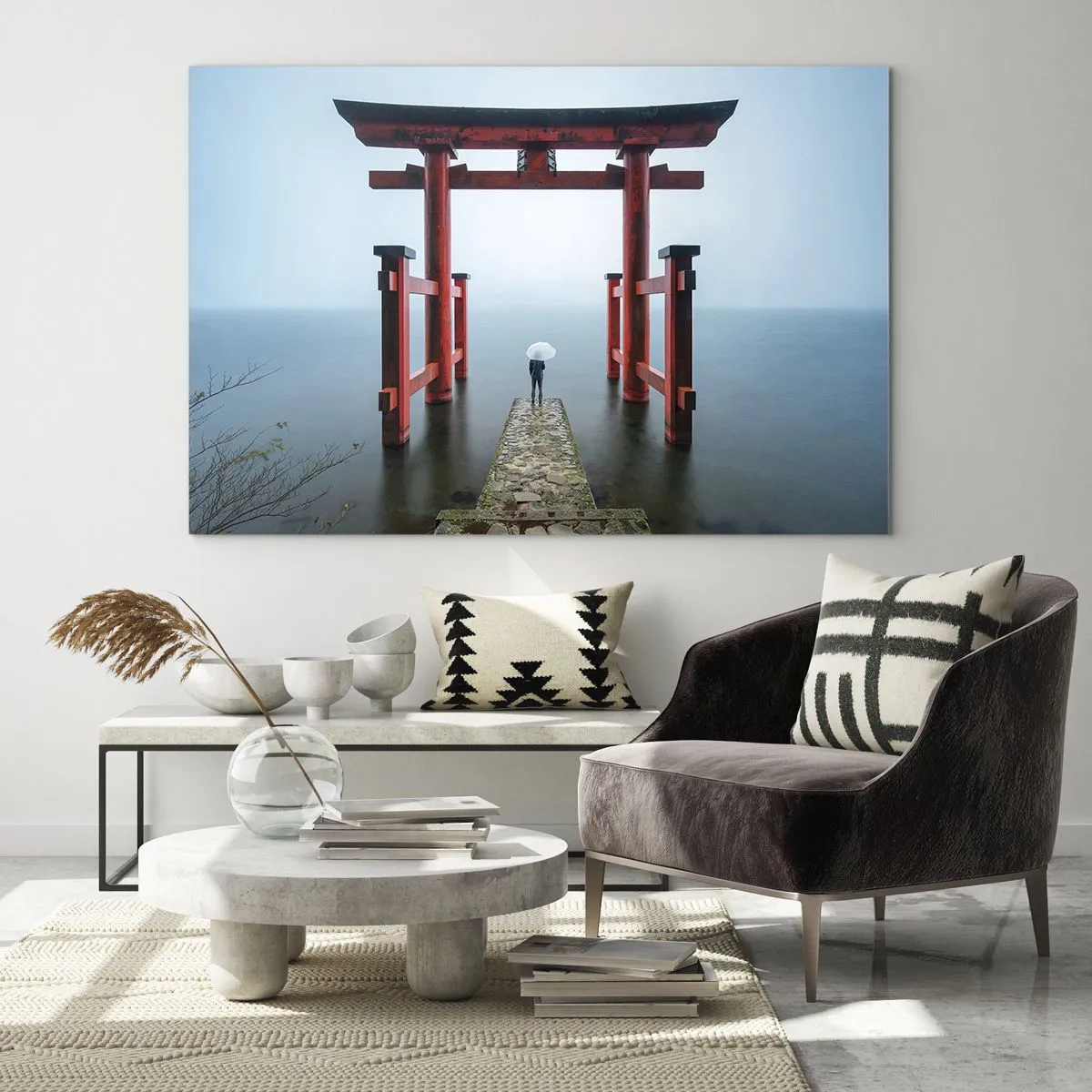 Glasbild - Bild auf glas - Ein rotes Torii über ruhigem Wasser in einer nebligen Umgebung - 70x50cm - Japanische Träumerei - Moderne Wanddekoration für Wohnzimmer und Schlafzimmer ARTTOR