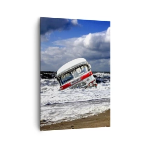 Bild auf Leinwand - Leinwandbild - Ein versunkener Bus am Strand inmitten von Wellen und rauer See - 70x100cm - Und was stehst du so erstaunt? - Moderne Wanddekoration für Wohnzimmer und Schlafzimmer ARTTOR