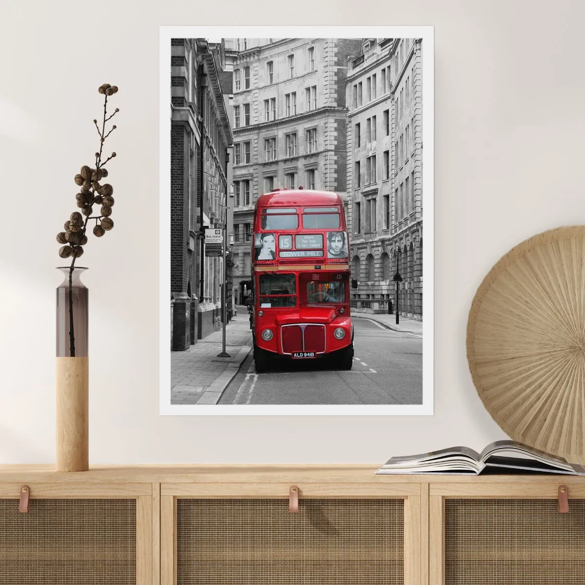 Poster - Ein roter Bus auf einer schwarz-weißen Londoner Straße - 50x70cm - Der Alltag muss nicht grau sein - Moderne Wanddekoration für Wohnzimmer und Schlafzimmer ARTTOR