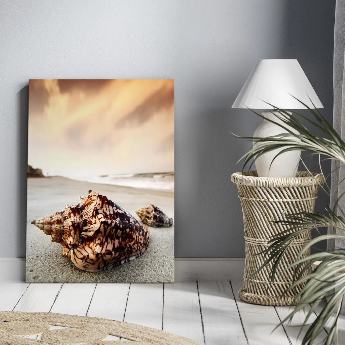Bild auf Leinwand - Leinwandbild - Muscheln am Strand bei Sonnenuntergang - 50x70cm - Ausgestoßene von Wellen - Moderne Wanddekoration für Wohnzimmer und Schlafzimmer ARTTOR