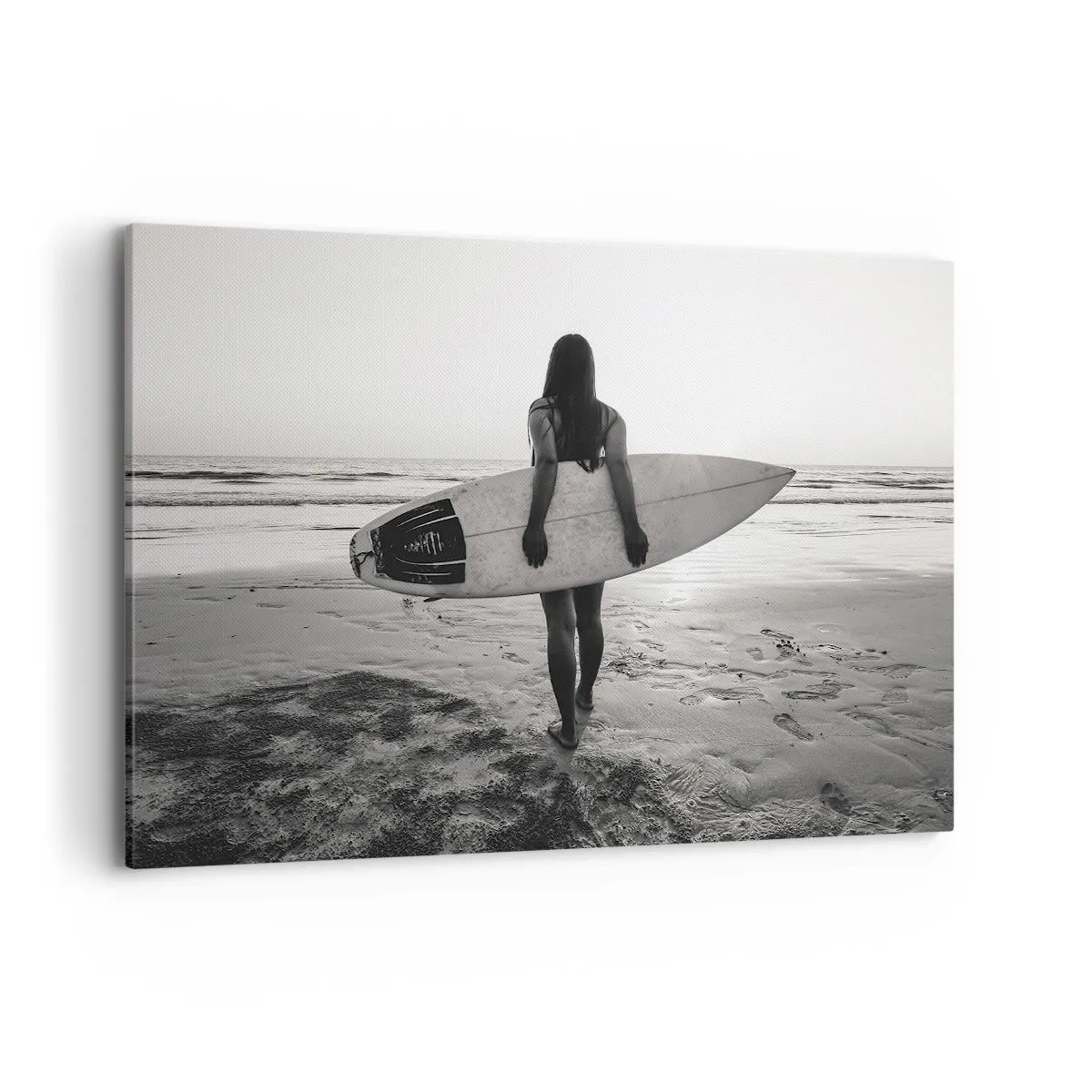 Bild auf Leinwand - Leinwandbild - Frau mit Surfbrett am Strand in Schwarz und Weiß - 100x70cm - Die Tochter der Meereswelle - Moderne Wanddekoration für Wohnzimmer und Schlafzimmer ARTTOR