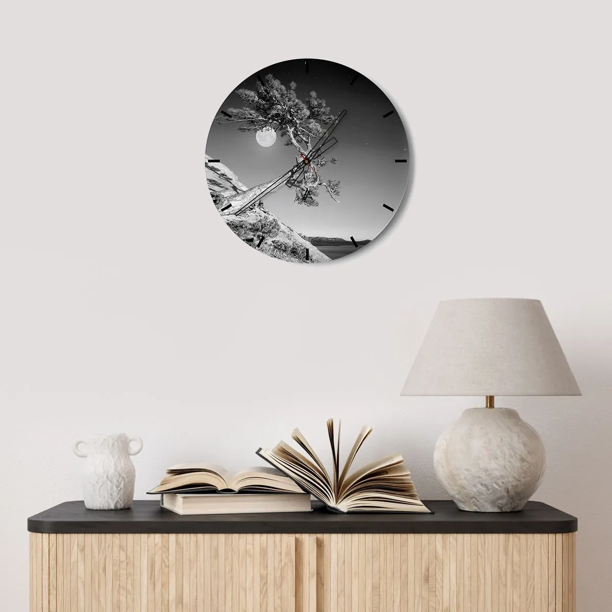 Wanduhr - Glasuhr - Ein schiefer Baum auf einem Felsen mit einem Vollmond im Hintergrund - 30x30cm - Siegreiche Kämpferin - Moderne Wanddekoration für Wohnzimmer, Küche und Schlafzimmer ARTTOR