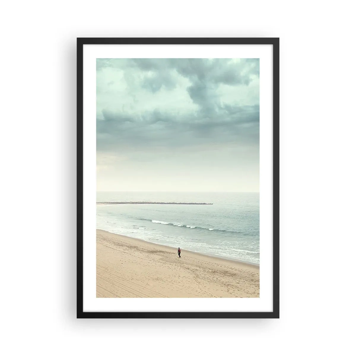 Poster in einem schwarzem Rahmen - Eine einsame Gestalt geht unter einem bewölkten Himmel am Meeresufer entlang. - 50x70cm - Auf der Suche nach Frieden - Moderne Wanddekoration für Wohnzimmer und Schlafzimmer ARTTOR