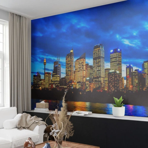 Fototapete Premium Sand - Panorama der Stadt bei Nacht mit den im Wasser reflektierten Lichtern - 100x70cm - Eine Nacht der Lichter und Farben - Moderne Wanddekoration für Wohnzimmer und Schlafzimmer ARTTOR