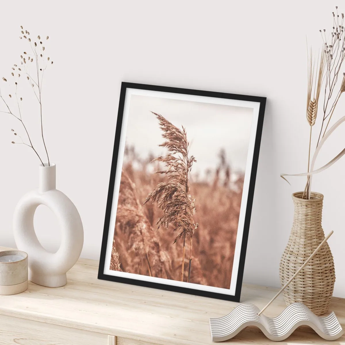 Poster in einem schwarzem Rahmen - Gras vor einer nebligen Landschaft in natürlichen Farben - 50x70cm - Auf den Feldern ist es schon Herbst - Moderne Wanddekoration für Wohnzimmer und Schlafzimmer ARTTOR
