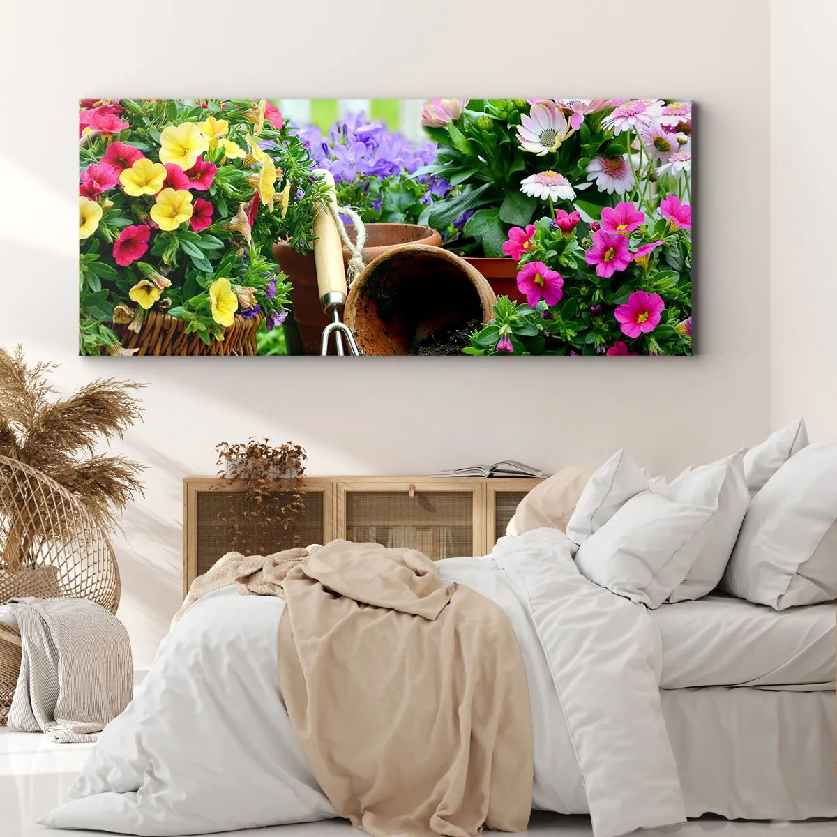 Bild auf Leinwand - Leinwandbild - Bunte Blumen in Töpfen mit Gartengeräten auf dem Tisch - 160x50cm - Zosias Garten - Moderne Wanddekoration für Wohnzimmer und Schlafzimmer ARTTOR