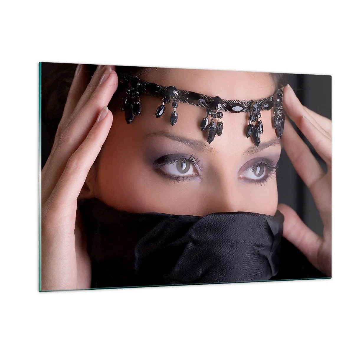Glasbild - Bild auf glas - Ein Frauengesicht mit einer verzierten Tiara und einem intensiven Blick - 120x80cm - Orientalisches verführerisches Geheimnis - Moderne Wanddekoration für Wohnzimmer und Schlafzimmer ARTTOR