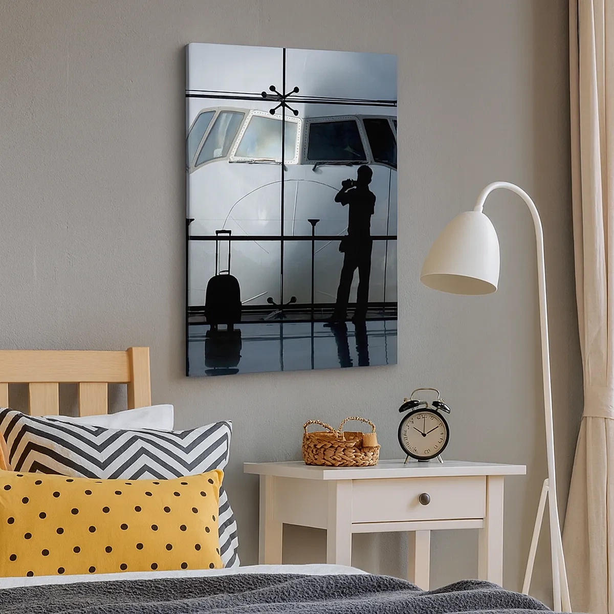 Bild auf Leinwand - Leinwandbild - Flughafen mit Silhouetten von Menschen und Blick auf das Flugzeug - 50x70cm - Vis a vis am Flughafen - Moderne Wanddekoration für Wohnzimmer und Schlafzimmer ARTTOR