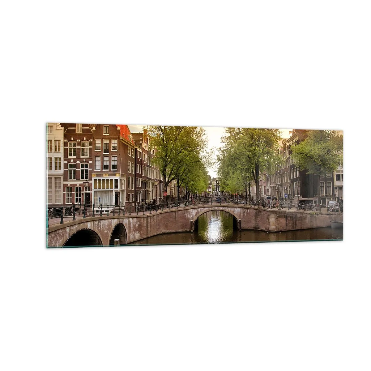 Glasbild - Bild auf glas - Ein Kanal in Amsterdam, umgeben von historischen Mietshäusern - 140x50cm - Mit dem Boot oder mit dem Fahrrad? - Moderne Wanddekoration für Wohnzimmer und Schlafzimmer ARTTOR