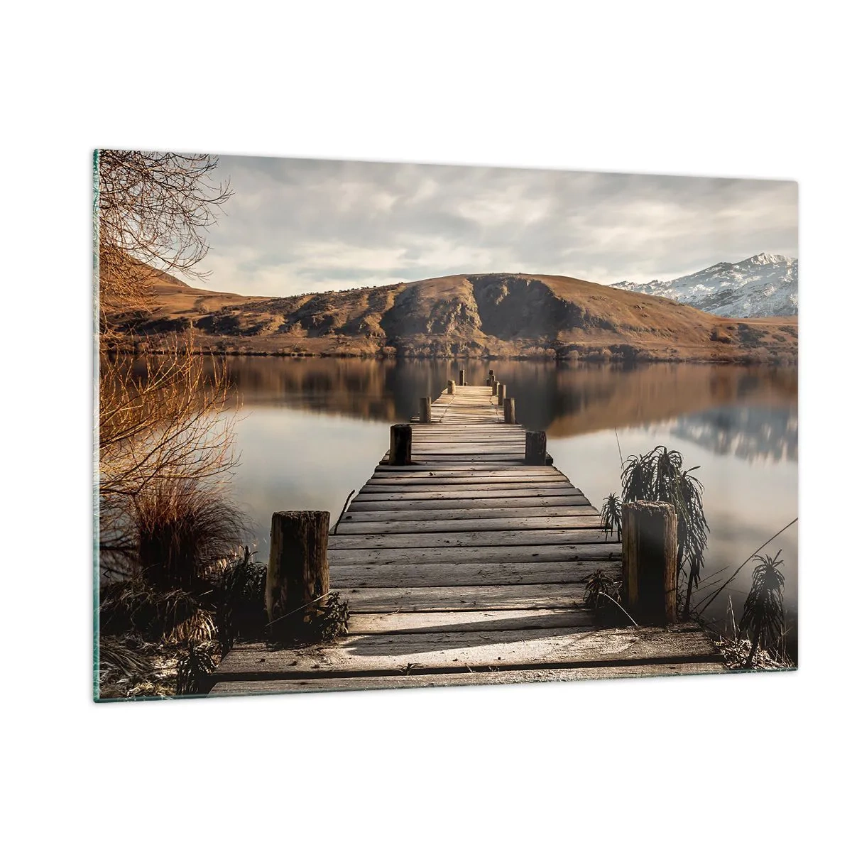 Glasbild - Bild auf glas - Ein Holzsteg über einem See mit Blick auf die Berge im Hintergrund - 120x80cm - Landschaft in Stille - Moderne Wanddekoration für Wohnzimmer und Schlafzimmer ARTTOR