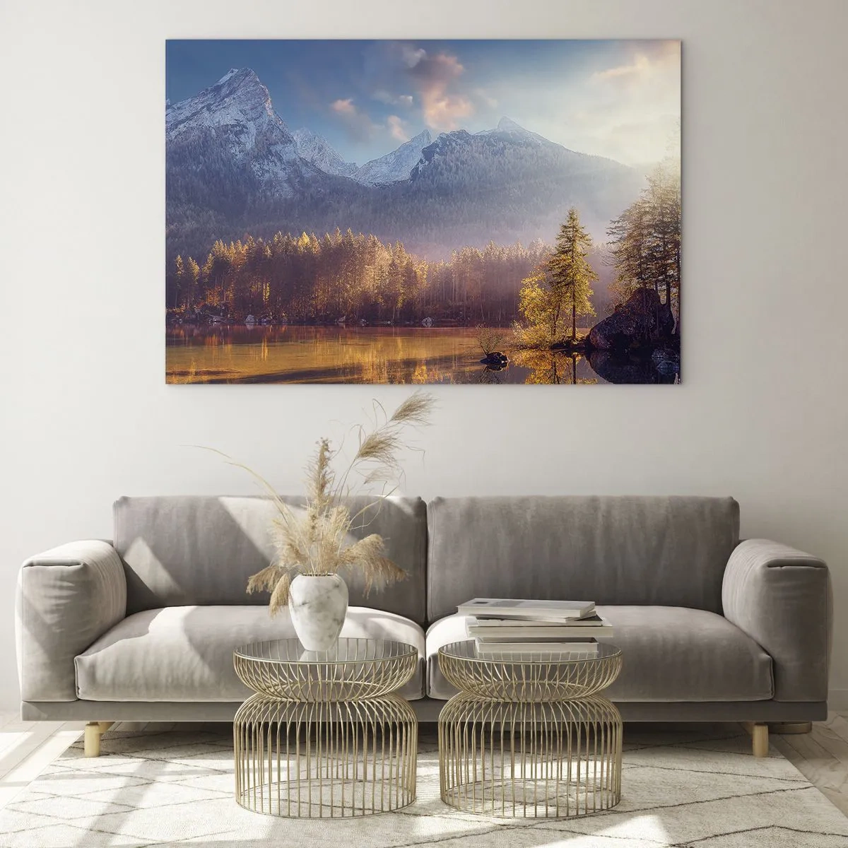 Glasbild - Bild auf glas - Goldenes Morgenlicht über einem von Wald umgebenen Bergsee - 120x80cm - In den Bergen und Tälern - Moderne Wanddekoration für Wohnzimmer und Schlafzimmer ARTTOR