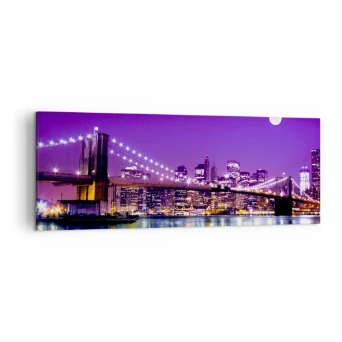 Bild auf Leinwand - Leinwandbild - Brooklyn Bridge bei Nacht mit beleuchteter Stadt und Vollmond - 140x50cm - Die Lichter der Großstadt in Lila - Moderne Wanddekoration für Wohnzimmer und Schlafzimmer ARTTOR