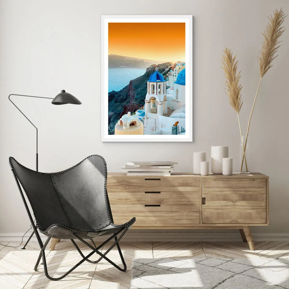 Poster in einem weißen Rahmen - Santorini - an die Felsen gekuschelt - 61x91 cm