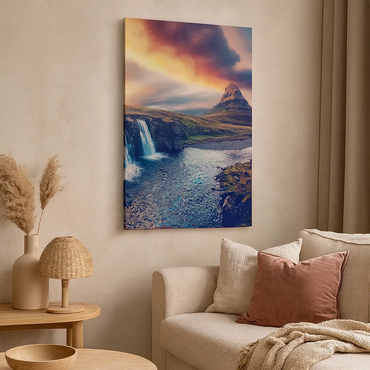 Bild auf Leinwand - Leinwandbild - Blick auf den Wasserfall und die Berge im Licht der untergehenden Sonne - 50x70cm - In der Majestät der Natur - Moderne Wanddekoration für Wohnzimmer und Schlafzimmer ARTTOR
