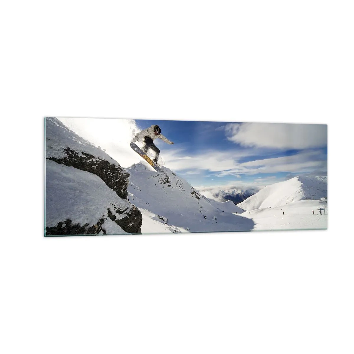 Glasbild - Bild auf glas - Ein Snowboarder springt von einer Klippe mit schneebedeckten Bergen im Hintergrund. - 140x50cm - Freiheit ohne Grenzen - Moderne Wanddekoration für Wohnzimmer und Schlafzimmer ARTTOR