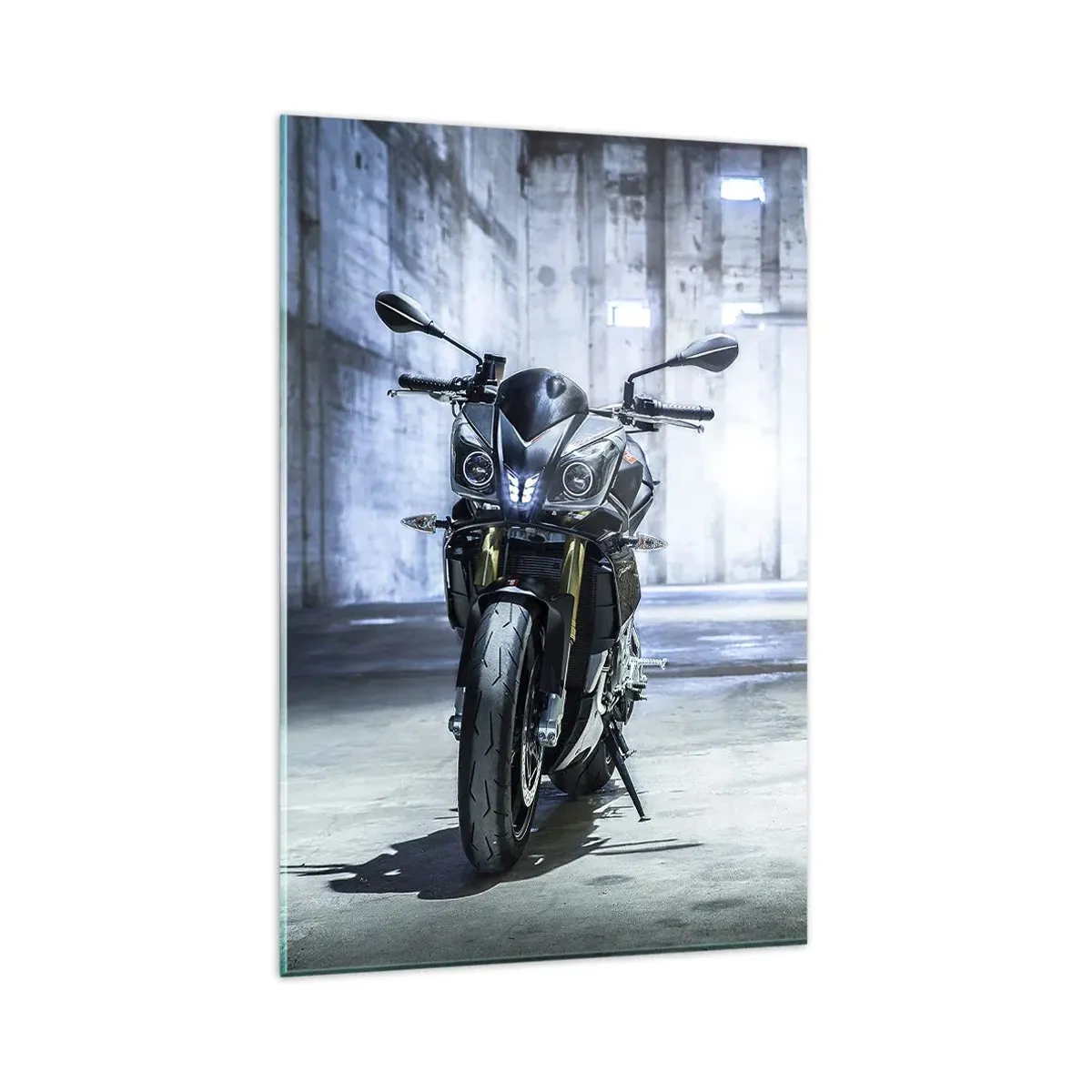 Glasbild - Bild auf glas - Ein modernes Motorrad im industriellen Interieur - 80x120cm - Bevor der Motor brummt - Moderne Wanddekoration für Wohnzimmer und Schlafzimmer ARTTOR