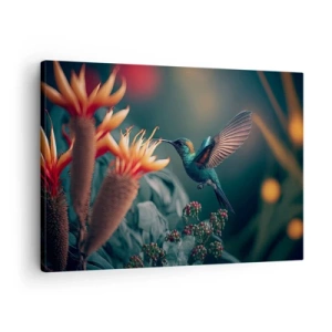 Bild auf Leinwand - Leinwandbild - Ein bunter Kolibri neben Blumen vor einem natürlichen Hintergrund - 70x50cm - Wirklich buntes Leben - Moderne Wanddekoration für Wohnzimmer und Schlafzimmer ARTTOR