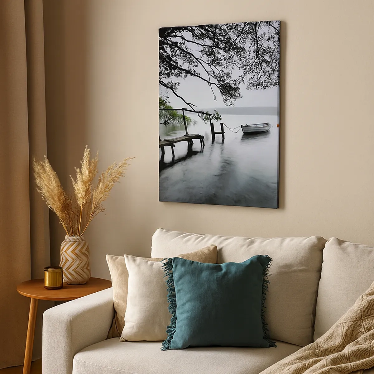 Bild auf Leinwand - Leinwandbild - Ein Steg über dem Wasser mit einem Boot im Hintergrund, umgeben von einer nebligen Landschaft - 50x70cm - Du ruhst dich schon aus - Moderne Wanddekoration für Wohnzimmer und Schlafzimmer ARTTOR