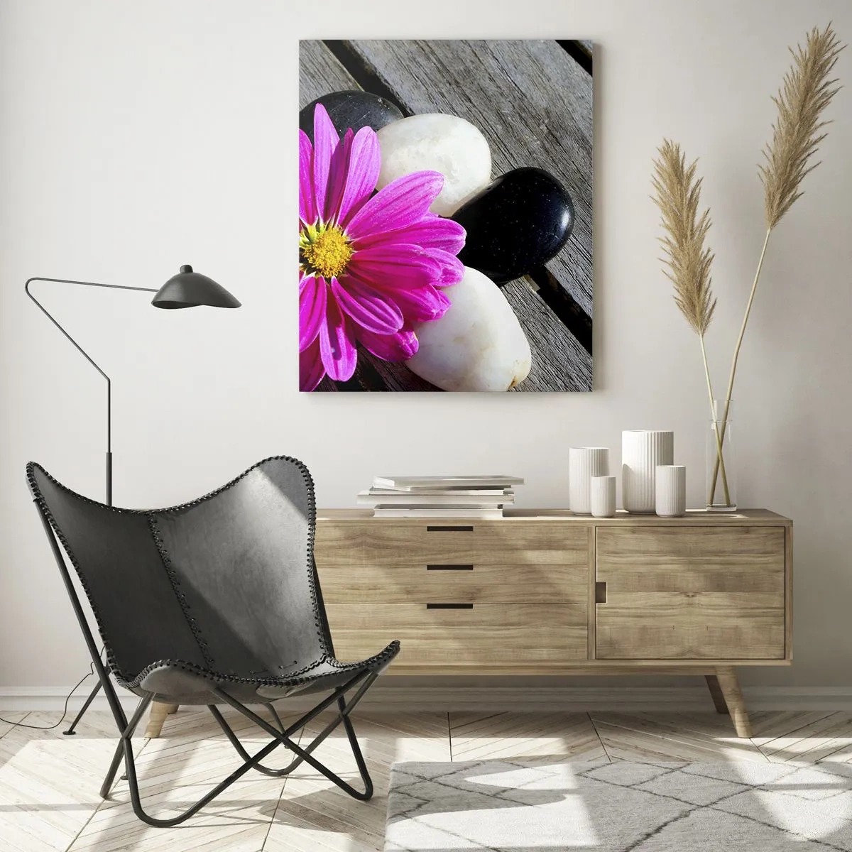 Glasbild - Bild auf glas - Rosa Blume auf einem Hintergrund aus Holzbrettern mit Steinen - 70x100cm - Ruhe auf dem Pier - Moderne Wanddekoration für Wohnzimmer und Schlafzimmer ARTTOR