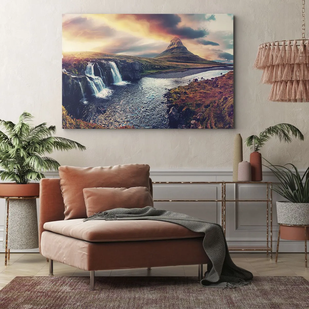 Bild auf Leinwand - Leinwandbild - Blick auf den Wasserfall und die Berge im Licht der untergehenden Sonne - 70x50cm - In der Majestät der Natur - Moderne Wanddekoration für Wohnzimmer und Schlafzimmer ARTTOR