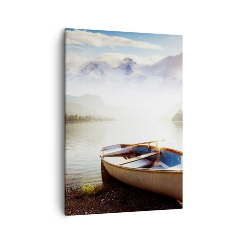 Bild auf Leinwand - Leinwandbild - Ein Boot am Ufer eines Sees mit Blick auf die Berge am Morgen - 50x70cm - Am tollen und klaren Wasser - Moderne Wanddekoration für Wohnzimmer und Schlafzimmer ARTTOR
