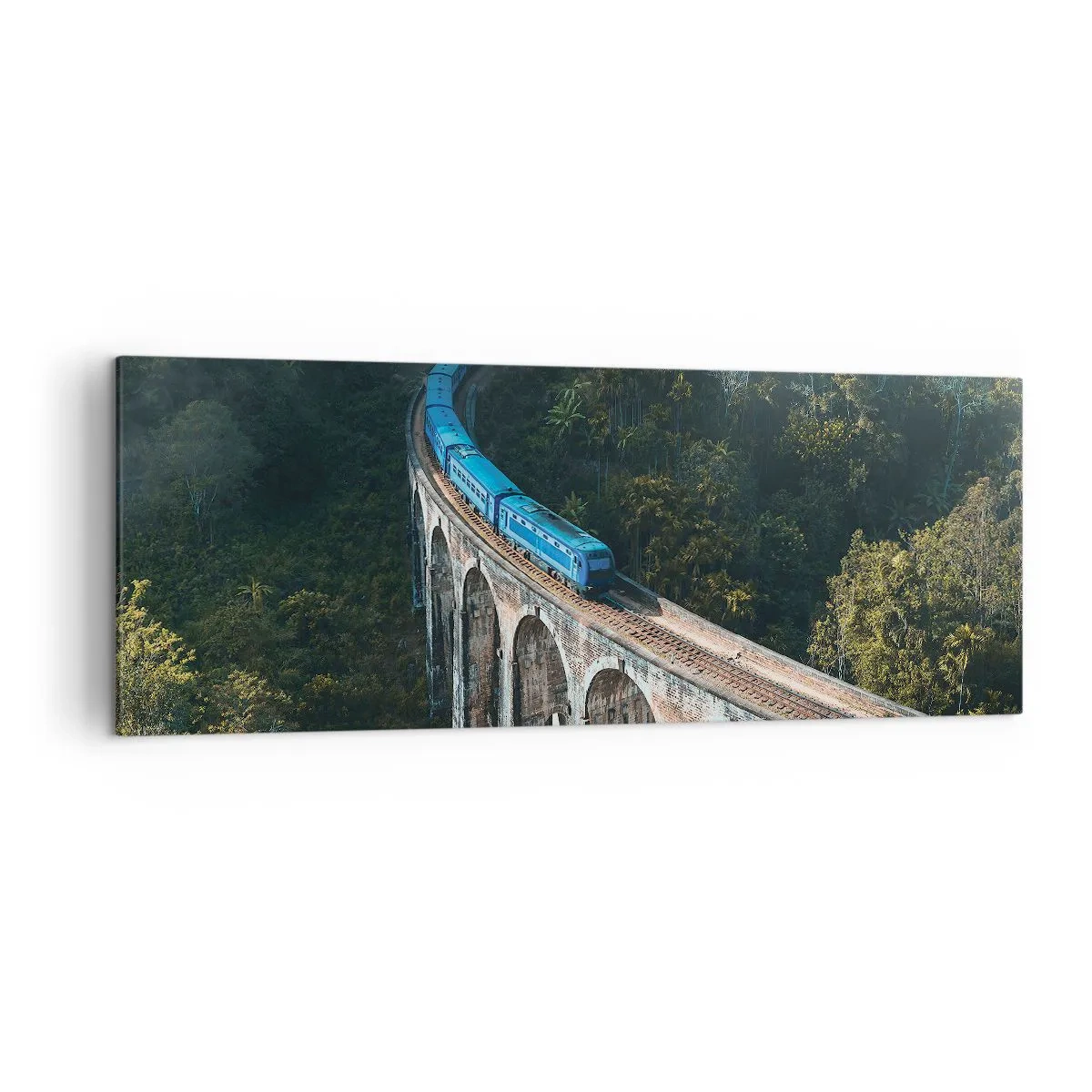 Bild auf Leinwand - Leinwandbild - Ein blauer Zug auf einem historischen Viadukt inmitten der Wälder - 140x50cm - Neigung zur Natur - Moderne Wanddekoration für Wohnzimmer und Schlafzimmer ARTTOR