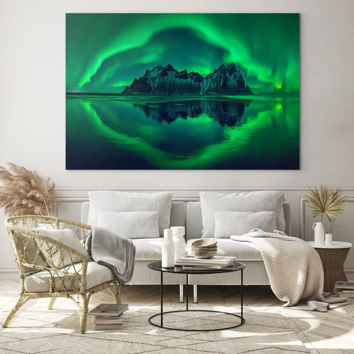 Glasbild - Bild auf glas - Das Nordlicht schwebt über einer Berglandschaft und spiegelt sich im Wasser - 70x50cm - In den Armen der Aurora - Moderne Wanddekoration für Wohnzimmer und Schlafzimmer ARTTOR