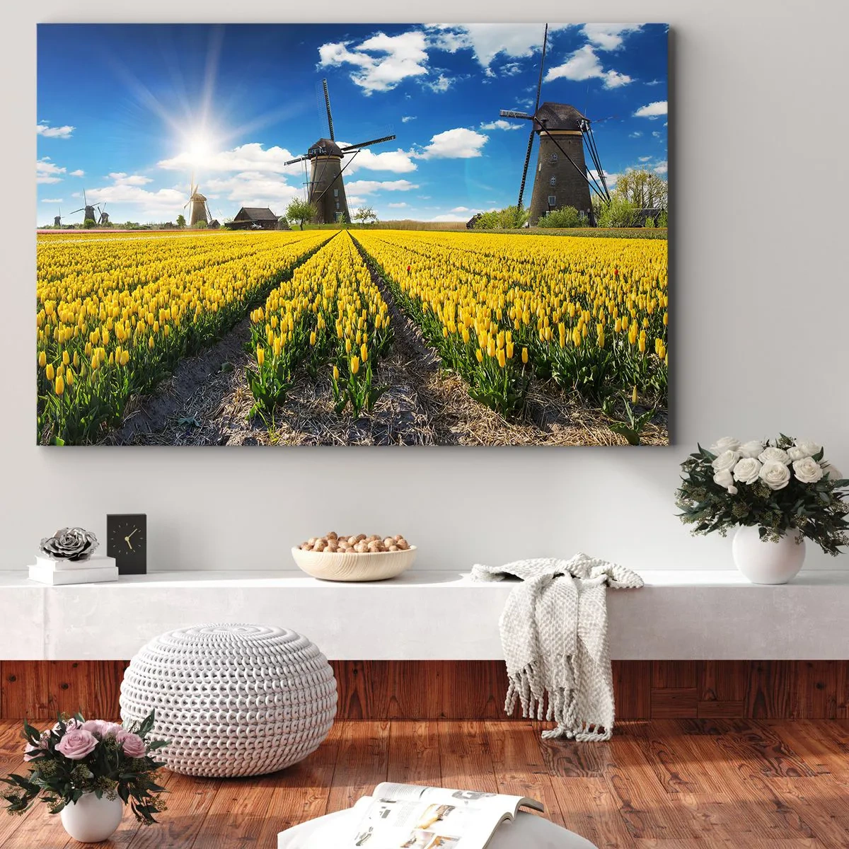 Bild auf Leinwand - Leinwandbild - Ein Feld mit gelben Tulpen mit Windmühlen am Horizont - 70x50cm - Holländischer geht's nicht - Moderne Wanddekoration für Wohnzimmer und Schlafzimmer ARTTOR