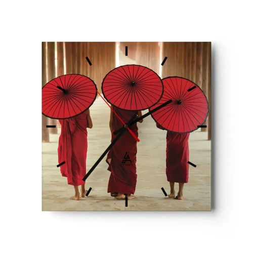 Wanduhr - Glasuhr - Drei Mönche mit roten Regenschirmen in traditioneller Architektur - 30x30cm - Auf dem Weg ins Reine Land - Moderne Wanddekoration für Wohnzimmer und Schlafzimmer ARTTOR