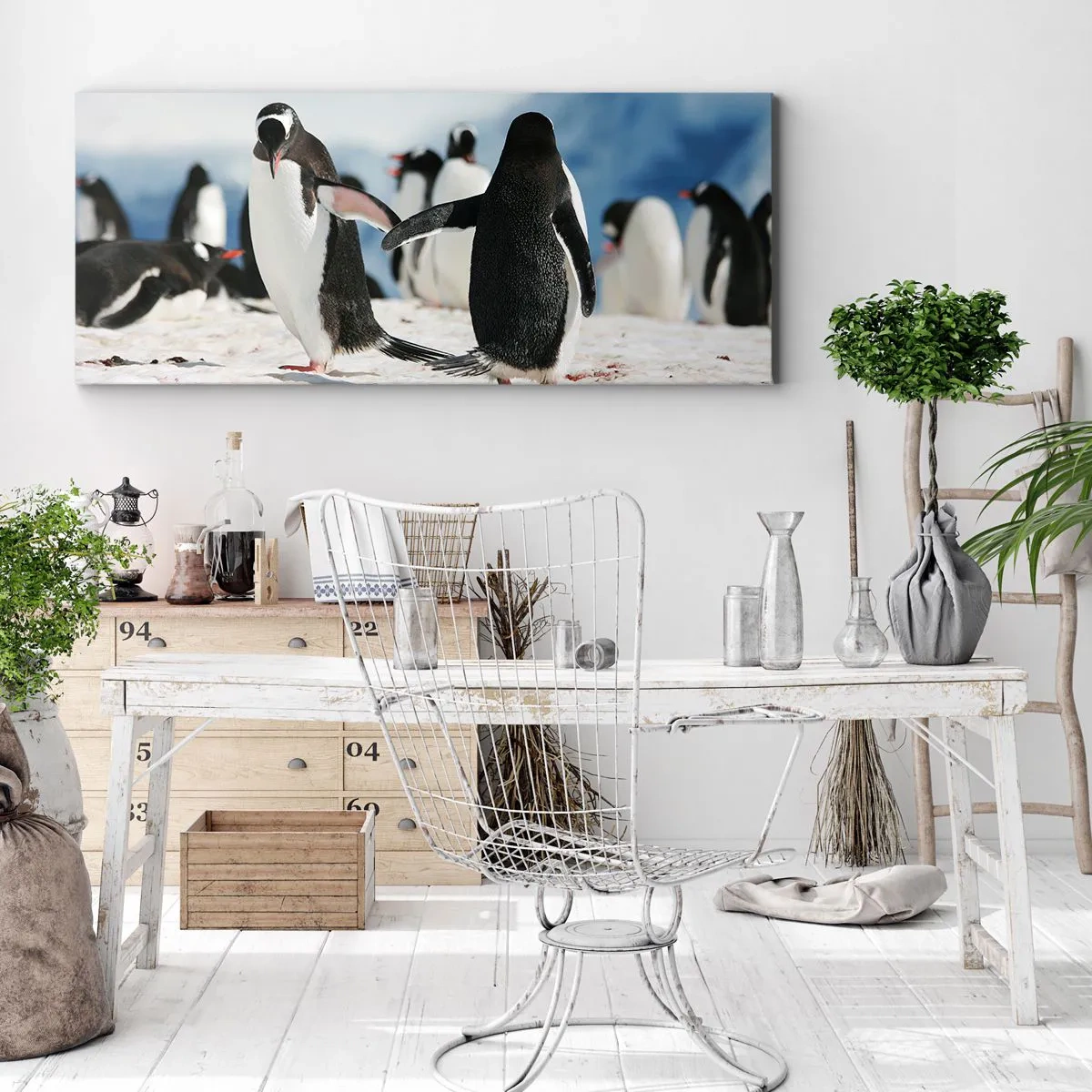 Bild auf Leinwand - Leinwandbild - Eine Gruppe Pinguine im Schnee in einer antarktischen Landschaft - 160x50cm - Tanzen im Schnee - Moderne Wanddekoration für Wohnzimmer und Schlafzimmer ARTTOR