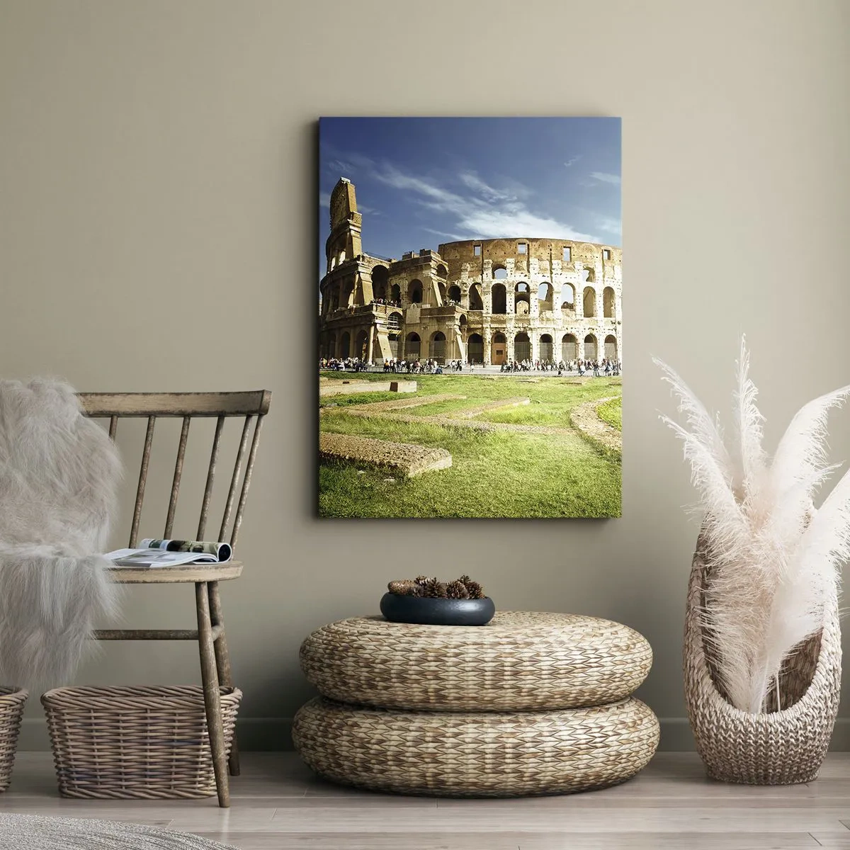 Bild auf Leinwand - Leinwandbild - Das Kolosseum in Rom, umgeben von Grün und blauem Himmel - 70x100cm - Wir können immer noch das Knallen der Waffe hören - Moderne Wanddekoration für Wohnzimmer und Schlafzimmer ARTTOR