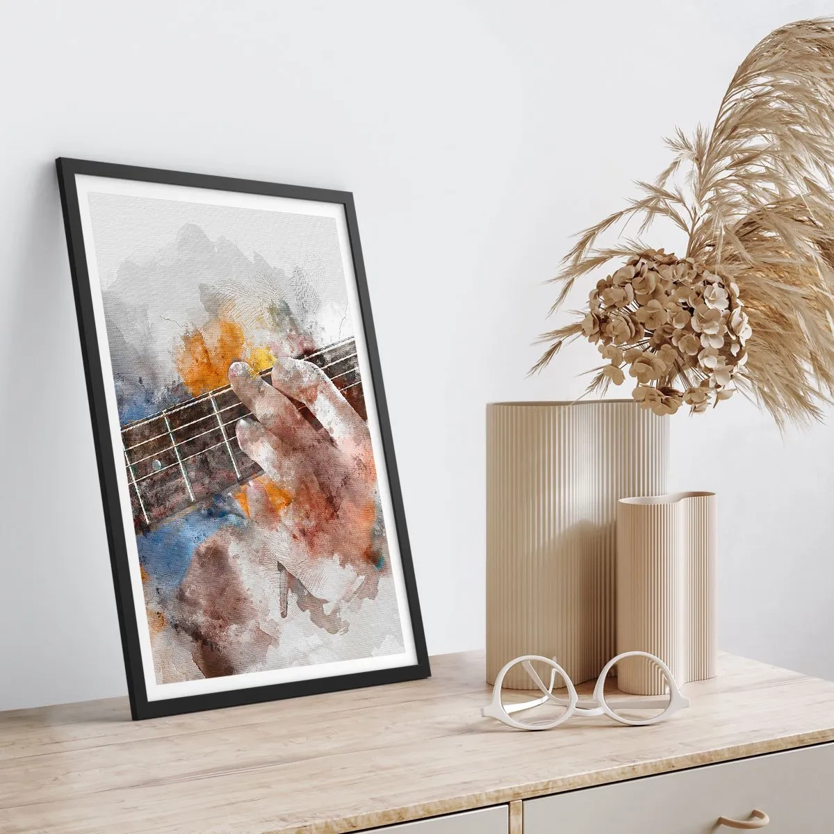 Poster in einem schwarzem Rahmen - Künstlerische Hand spielt Gitarre im Aquarellstil - 50x70cm - Poesie zwischen den Saiten - Moderne Wanddekoration für Wohnzimmer und Schlafzimmer ARTTOR