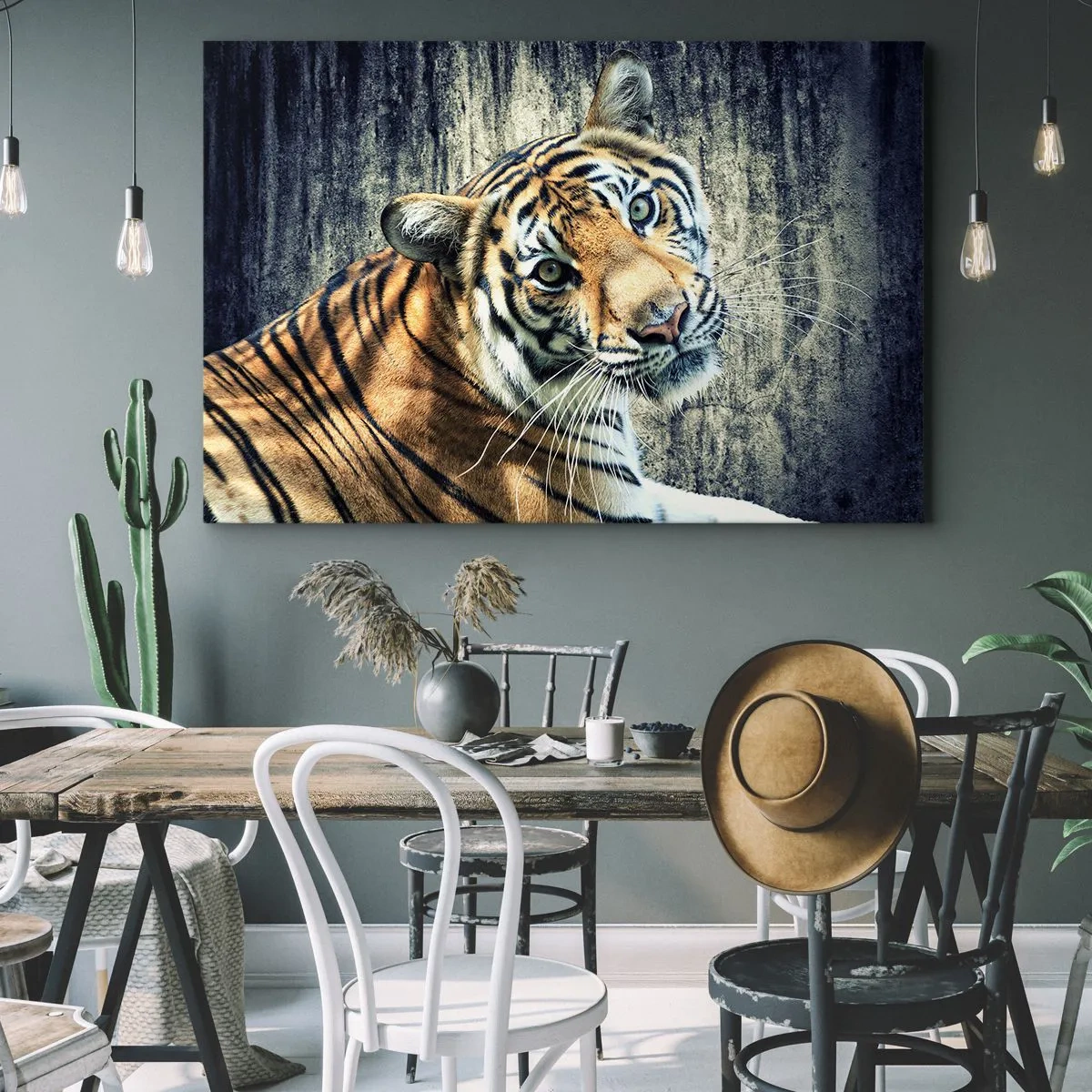 Bild auf Leinwand - Leinwandbild - Ein Tiger liegt an einer rauen Wand - 120x80cm - Portrait in Lichtstrahlen - Moderne Wanddekoration für Wohnzimmer und Schlafzimmer ARTTOR