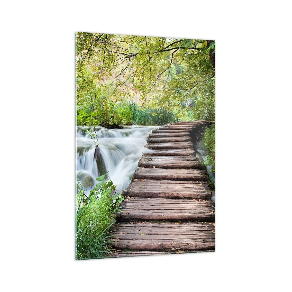 Glasbild - Bild auf glas - Eine Holzbrücke über einen Wasserfall, umgeben von üppigem grünen Wald. - 70x100cm - Das Wasser ist überhaupt nicht ruhig - Moderne Wanddekoration für Wohnzimmer und Schlafzimmer ARTTOR