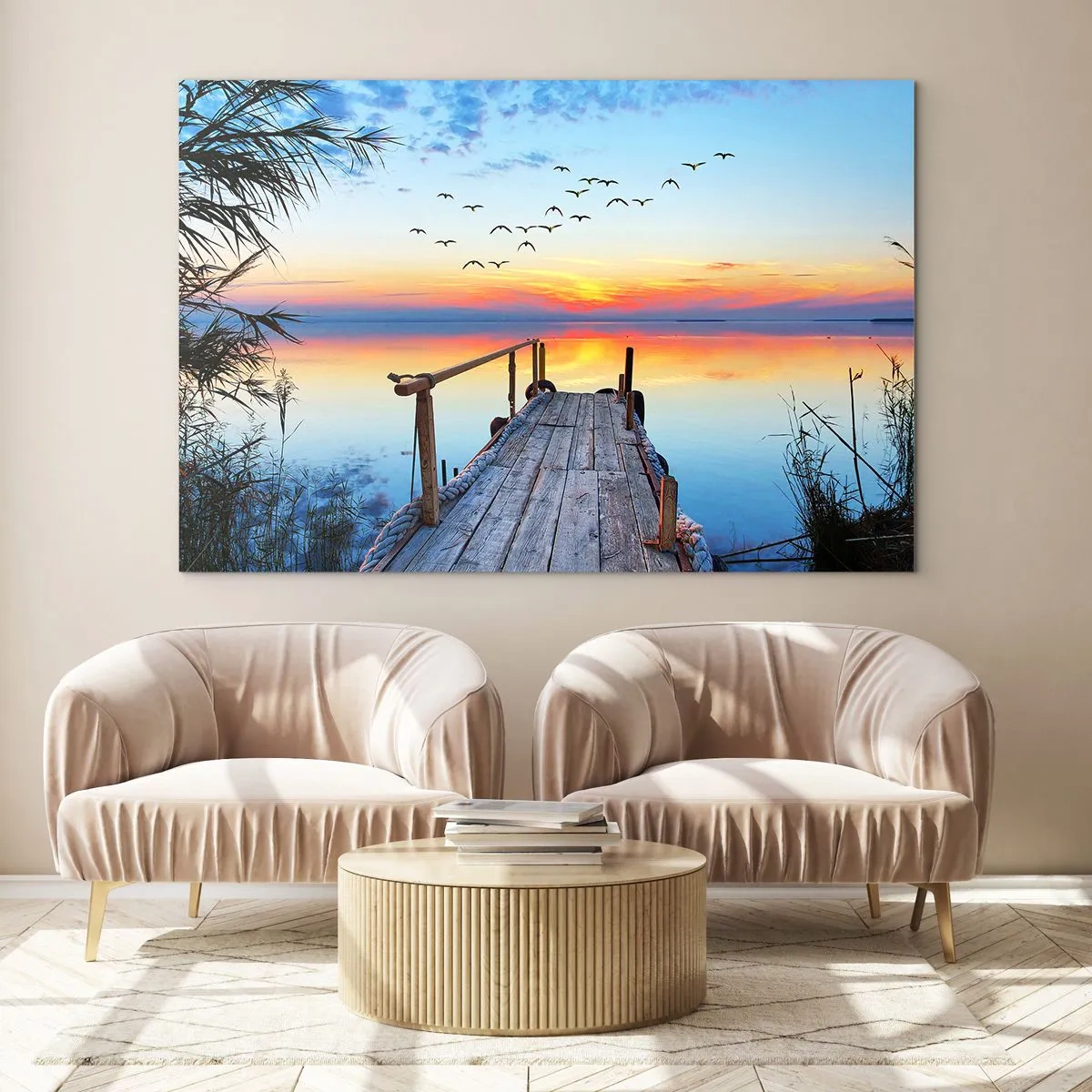 Glasbild - Bild auf glas - Ein Holzsteg über einem See bei Sonnenuntergang mit einem Vogelschwarm, der über uns fliegt - 70x50cm - Es ist Zeit, zurückzukehren ... - Moderne Wanddekoration für Wohnzimmer und Schlafzimmer ARTTOR
