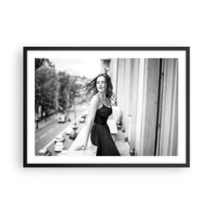 Poster in einem schwarzem Rahmen - Schwarz-Weiß-Foto einer Frau auf einem Balkon - 70x50cm - Bestimmt ein Pariser - Moderne Wanddekoration für Wohnzimmer und Schlafzimmer ARTTOR