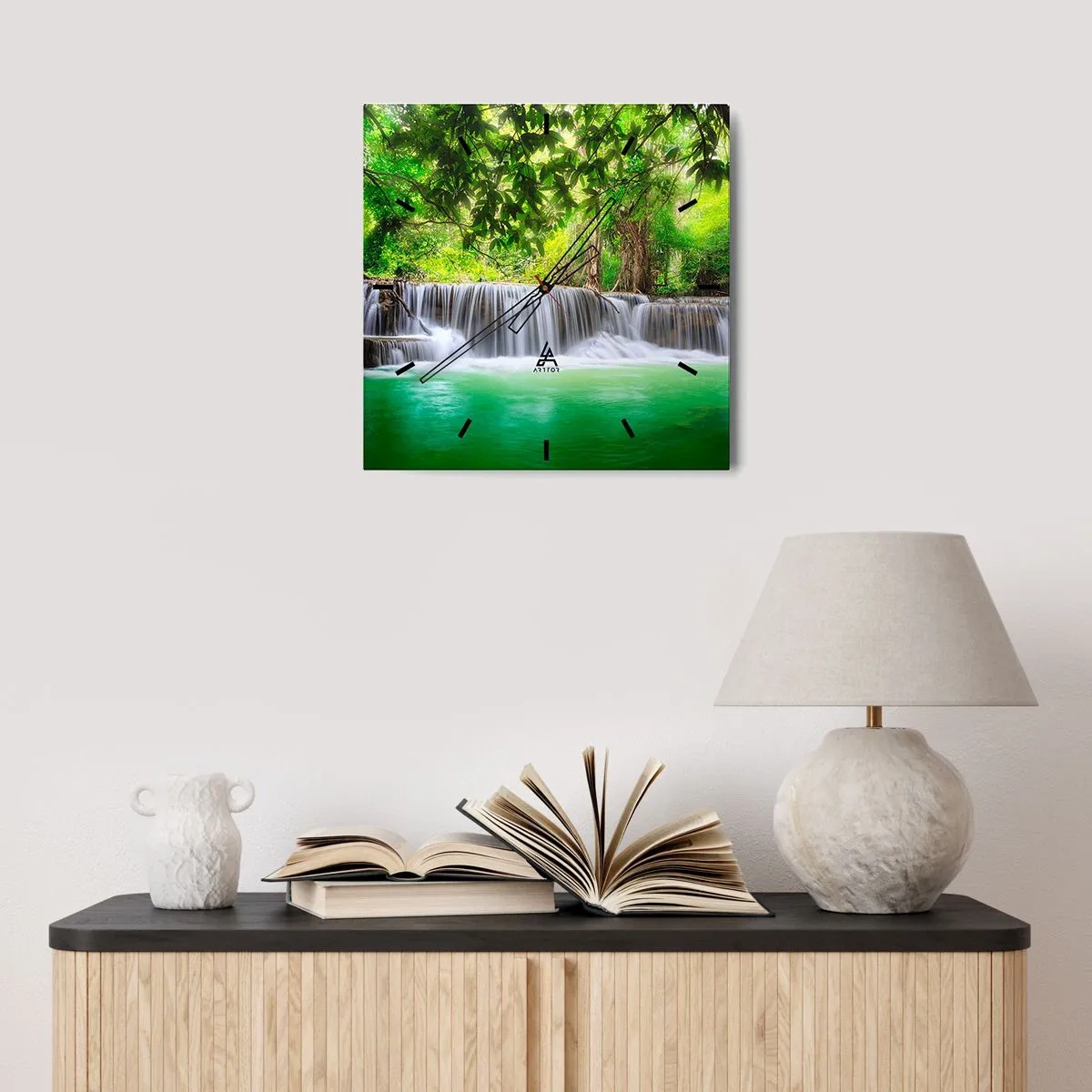 Wanduhr - Glasuhr - Ein grüner Wasserfall, umgeben von dichter tropischer Vegetation - 30x30cm - Eine Kaskade in Grün - Moderne Wanddekoration für Wohnzimmer und Schlafzimmer ARTTOR