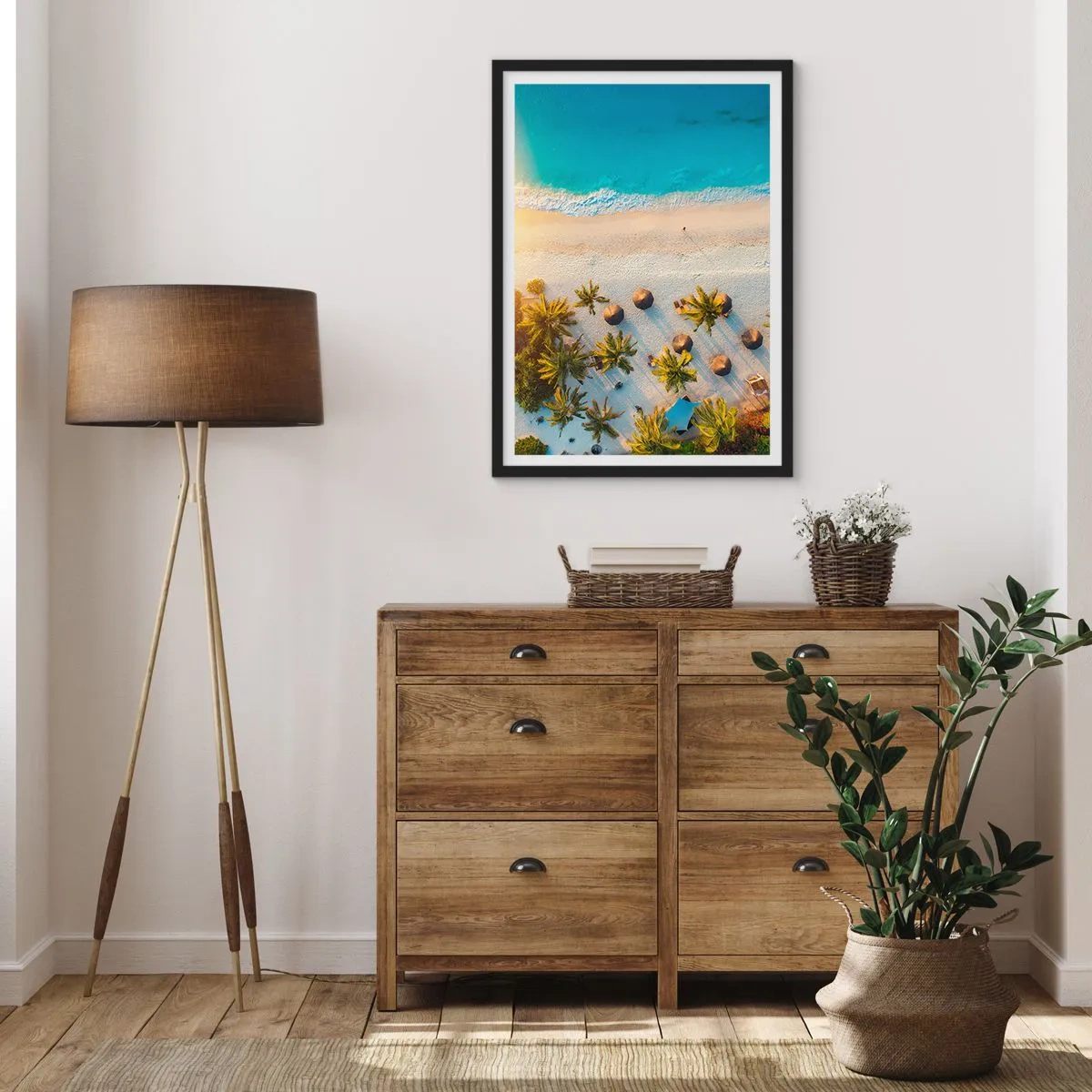 Poster in einem schwarzem Rahmen - Luftaufnahme eines paradiesischen Strandes mit Palmen und türkisfarbenem Wasser - 50x70cm - Willkommen im Paradies - Moderne Wanddekoration für Wohnzimmer und Schlafzimmer ARTTOR