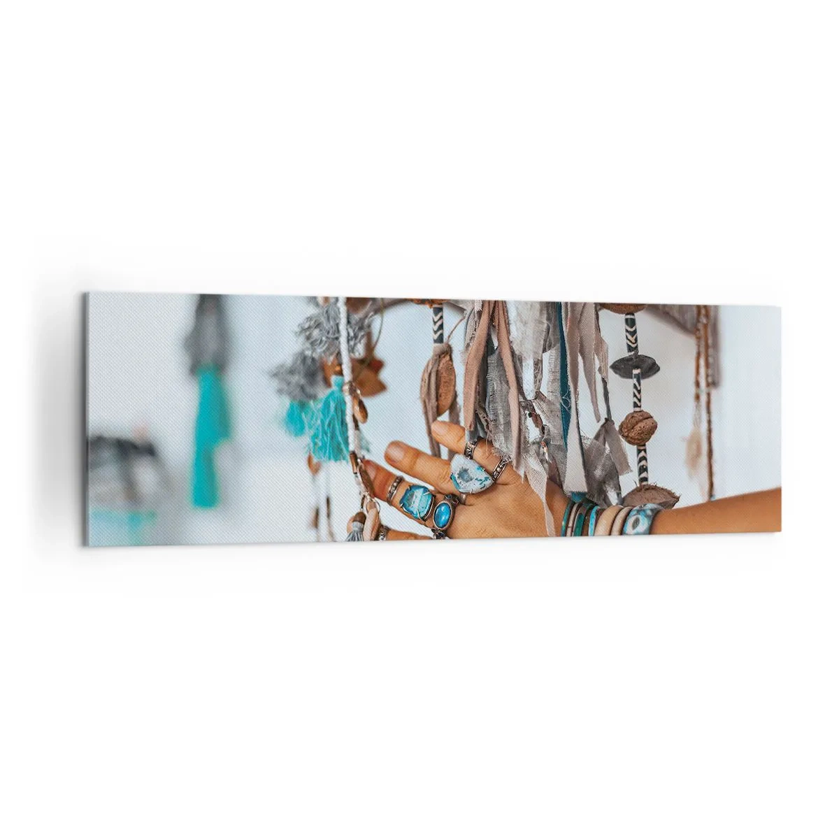 Bild auf Leinwand - Leinwandbild - Eine mit Boho-Schmuck geschmückte Hand mit Dekorationen im Hintergrund - 160x50cm - Lokale Schätze - Moderne Wanddekoration für Wohnzimmer und Schlafzimmer ARTTOR