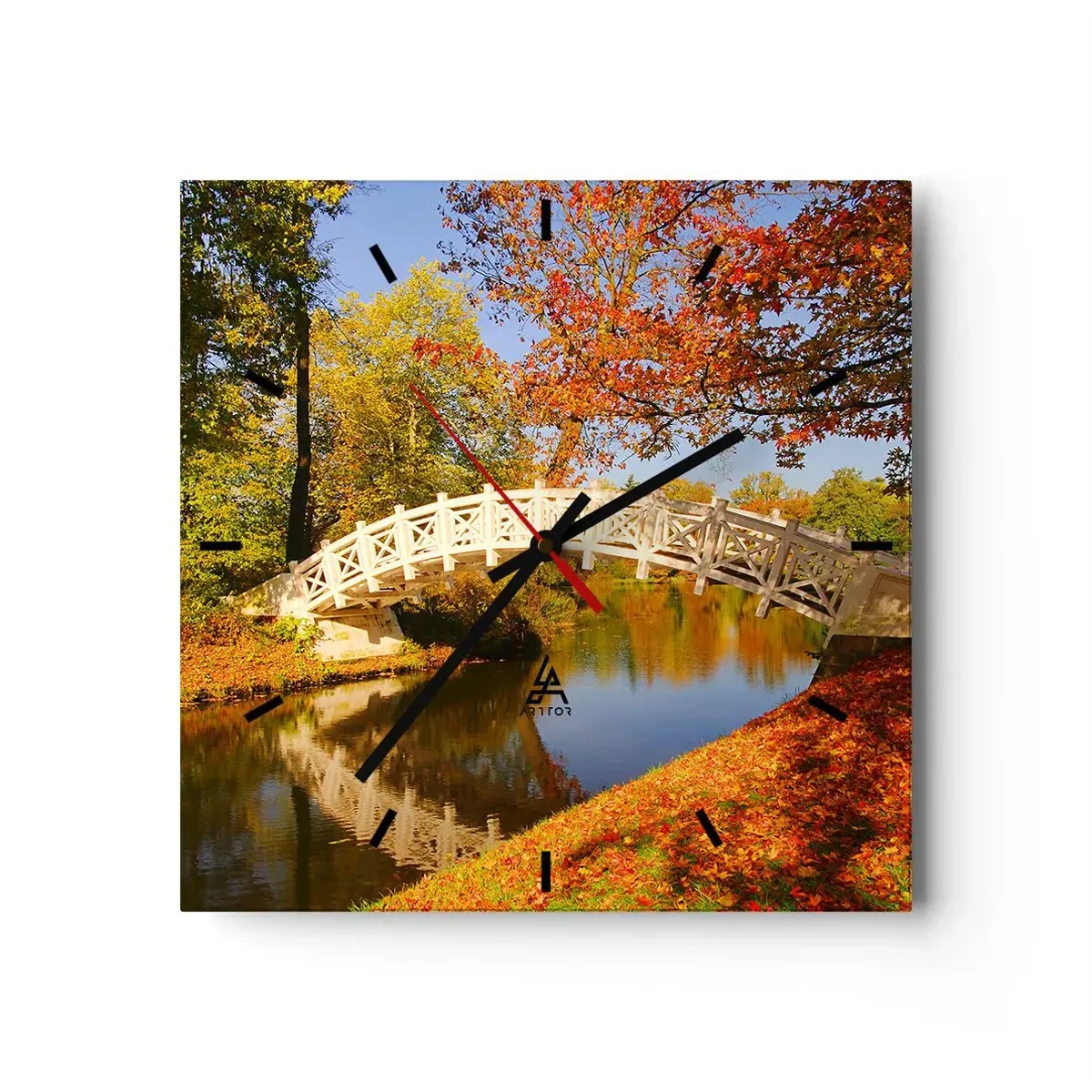 Wanduhr - Glasuhr - Eine Brücke in einem Park, umgeben von Herbstlaub über ruhigem Wasser - 30x30cm - Auf der weißen Seufzerbrücke - Moderne Wanddekoration für Wohnzimmer und Schlafzimmer ARTTOR
