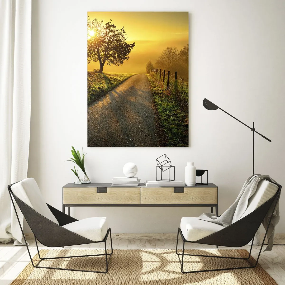 Glasbild - Bild auf glas - Eine malerische Straße bei Sonnenuntergang mit einem einsamen Baum im Hintergrund - 80x120cm - Honig-Nachmittag - Moderne Wanddekoration für Wohnzimmer und Schlafzimmer ARTTOR