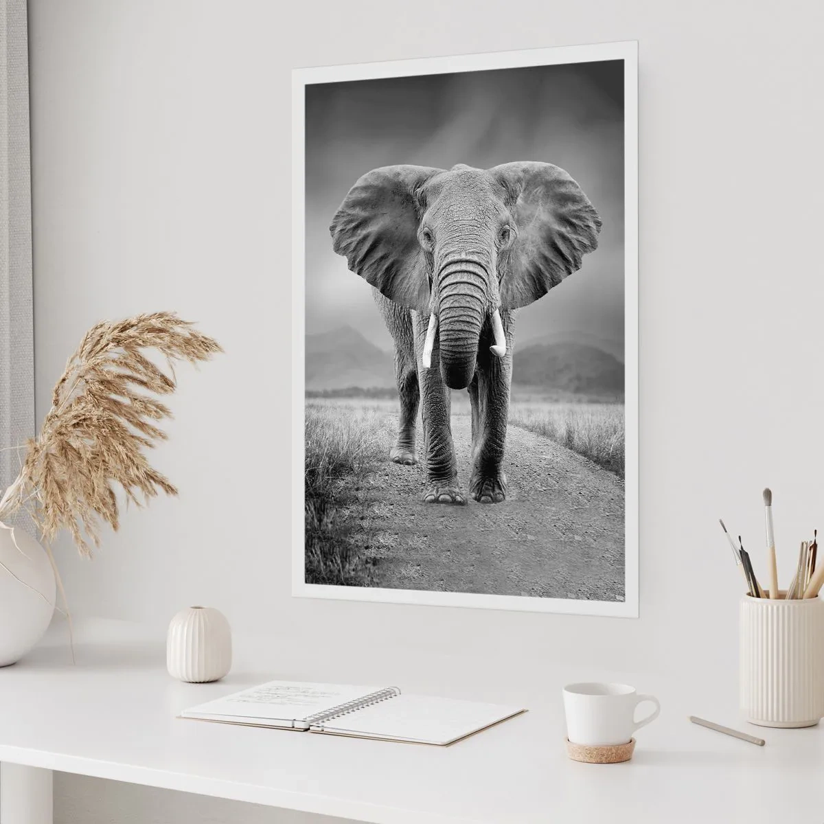 Poster - Ein Elefant vor einer afrikanischen Landschaft in Schwarzweiß - 50x70cm - Der Gastgeber heißt willkommen - Moderne Wanddekoration für Wohnzimmer und Schlafzimmer ARTTOR