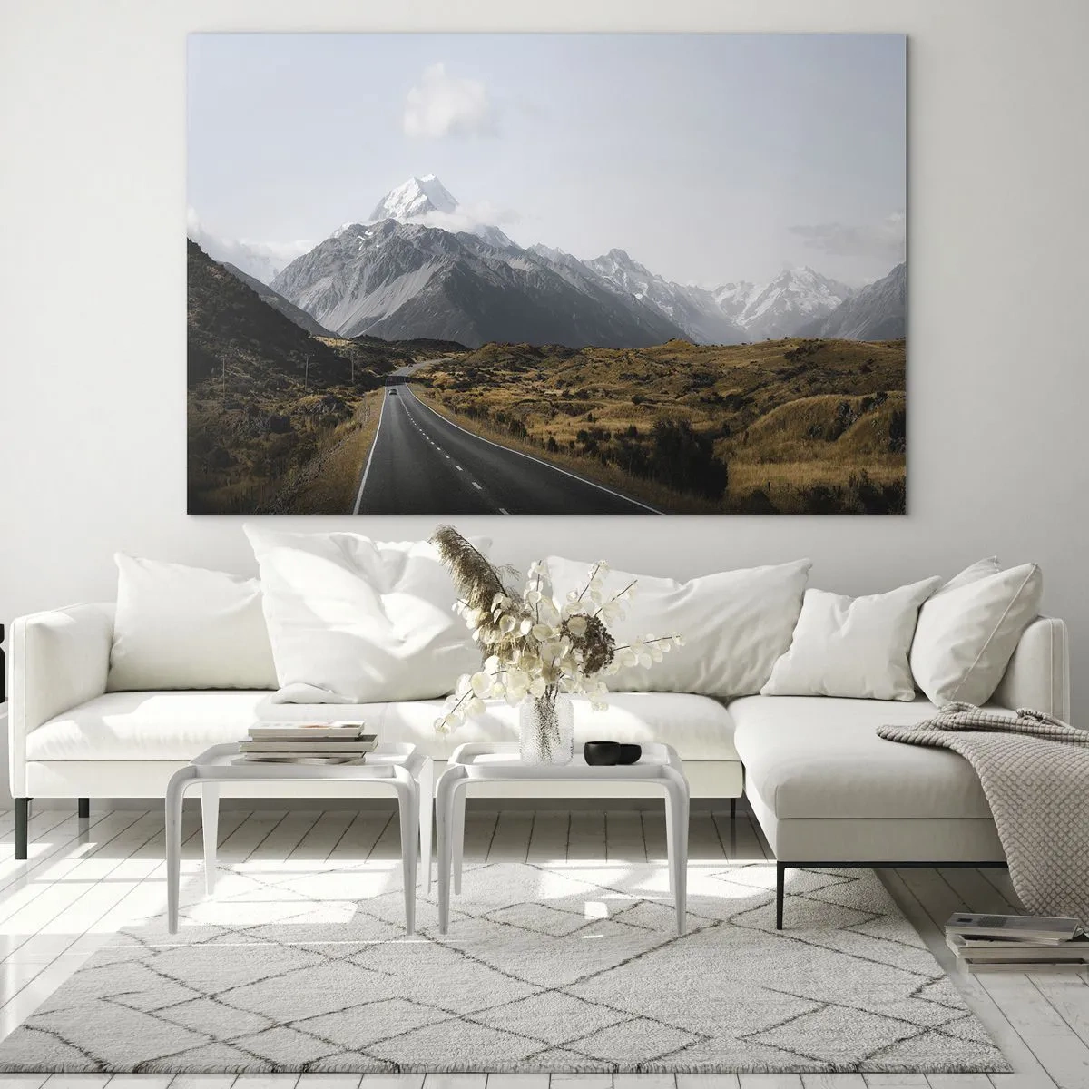 Glasbild - Bild auf glas - Eine Asphaltstraße, die zu den schneebedeckten Bergen führt - 70x50cm - Der Weg ins Herz der Berge - Moderne Wanddekoration für Wohnzimmer und Schlafzimmer ARTTOR