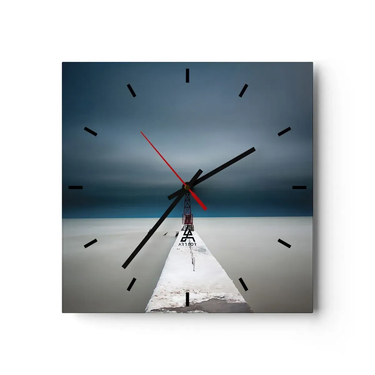 Wanduhr - Glasuhr - Ein Leuchtturm am Ende eines Betonpfeilers in einer kargen Landschaft - 30x30cm - Um der Weite zu begegnen - Moderne Wanddekoration für Wohnzimmer und Schlafzimmer ARTTOR