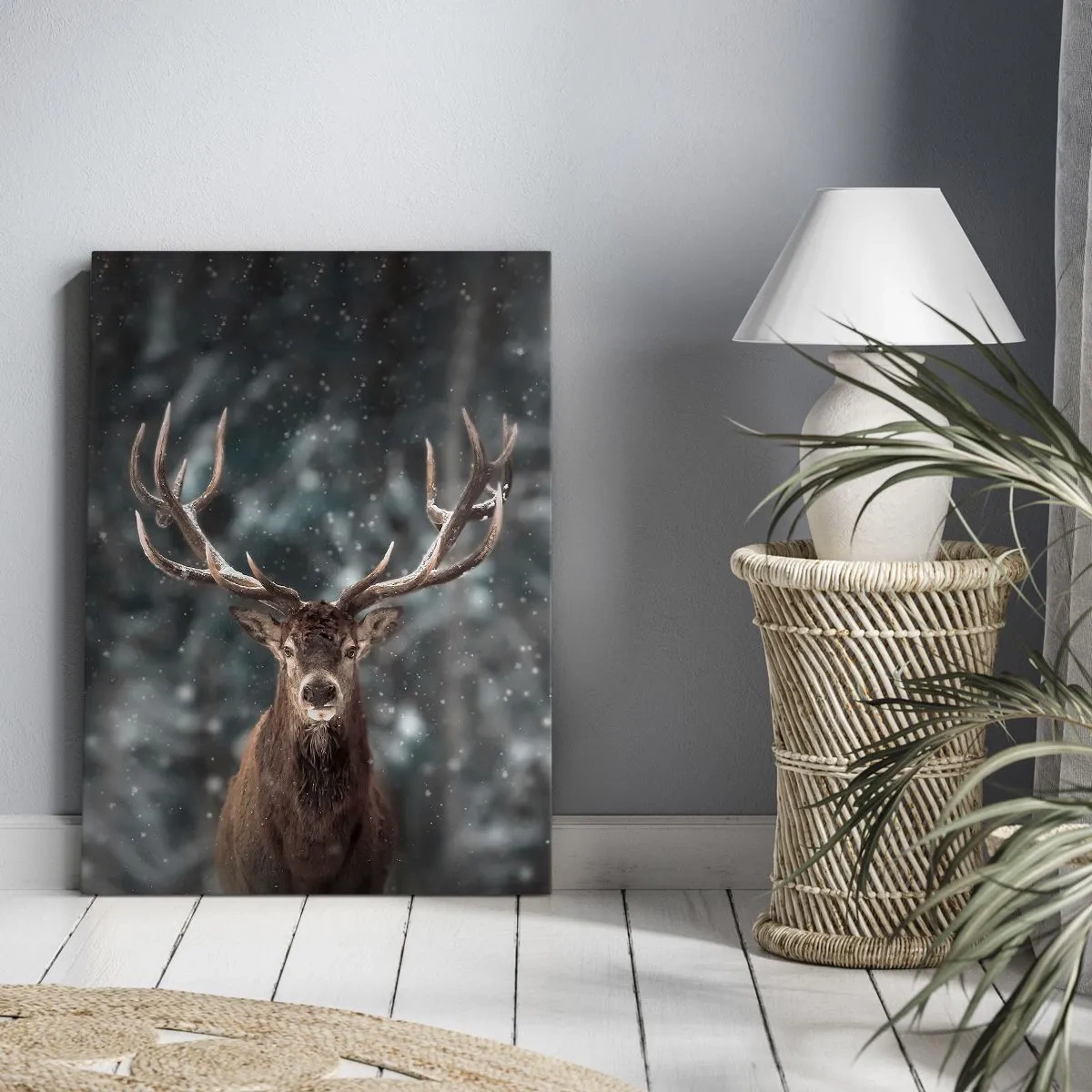 Bild auf Leinwand - Leinwandbild - Hirsche in einem Winterwald mit fallendem Schnee - 50x70cm - Gekrönter König des Waldes - Moderne Wanddekoration für Wohnzimmer und Schlafzimmer ARTTOR