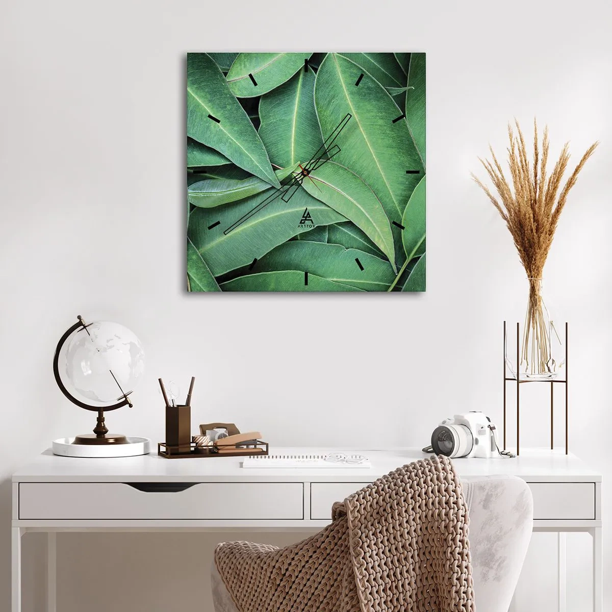 Wanduhr - Glasuhr - Nahaufnahme von grünen Blättern, die ein natürliches Muster erzeugen - 30x30cm - Saftig und frisch - Moderne Wanddekoration für Wohnzimmer und Schlafzimmer ARTTOR