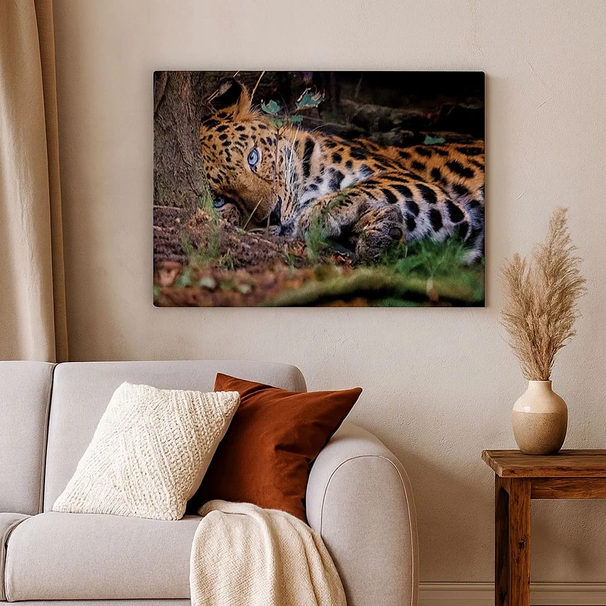 Bild auf Leinwand - Leinwandbild - Ein Leopard, der im Schatten der Bäume liegt - 70x50cm - Vertrau mir - Moderne Wanddekoration für Wohnzimmer und Schlafzimmer ARTTOR