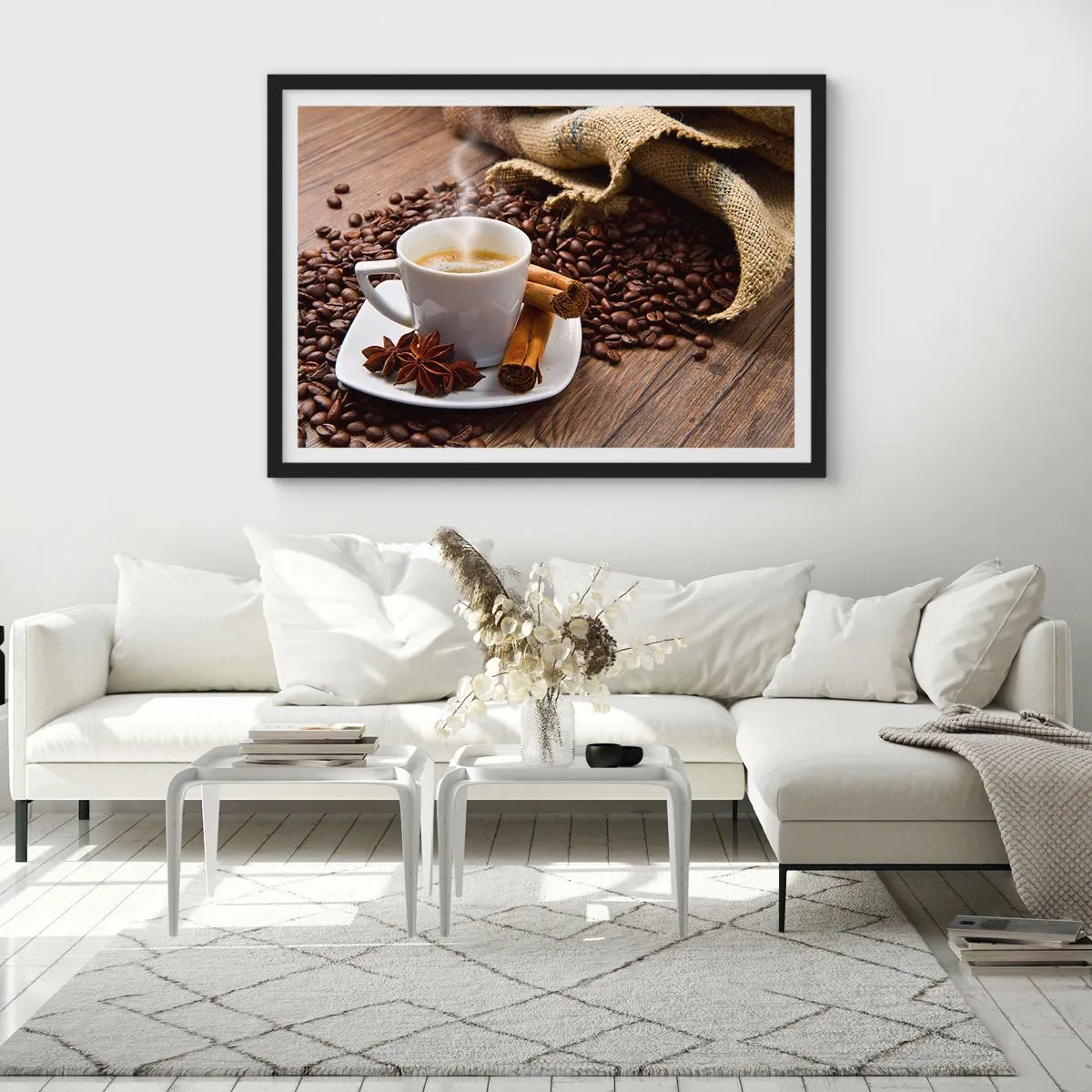 Poster in einem schwarzem Rahmen - Eine Tasse Kaffee mit Zimt und Anis auf einem Hintergrund aus Kaffeebohnen - 70x50cm - Würziger Geschmack und Aroma - Moderne Wanddekoration für Wohnzimmer und Schlafzimmer ARTTOR